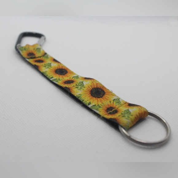🍀 3/$15 Sunflower Pattern Keychain with Black Carabiner - Picture 3 of 4